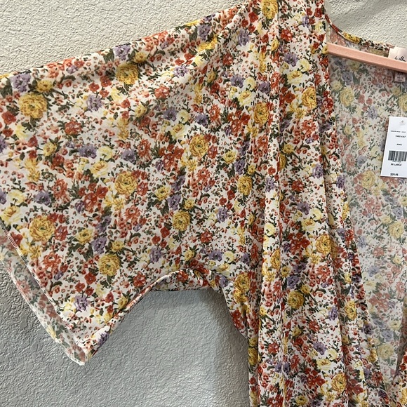 Stretchy Low Cut Floral Blouse - Picture 4 of 5